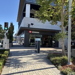 Lululemon - The entrance near El Camino Real