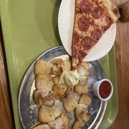 Slice of pepperoni and the six garlic "bows" Slice of pepperoni and the six garlic "bows"