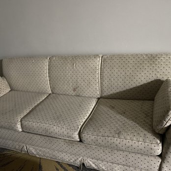 Days Inn by Wyndham Hernando - The couch in the room was nasty stains and other things on it - Hotels Near Me - Hernando, Mississippi