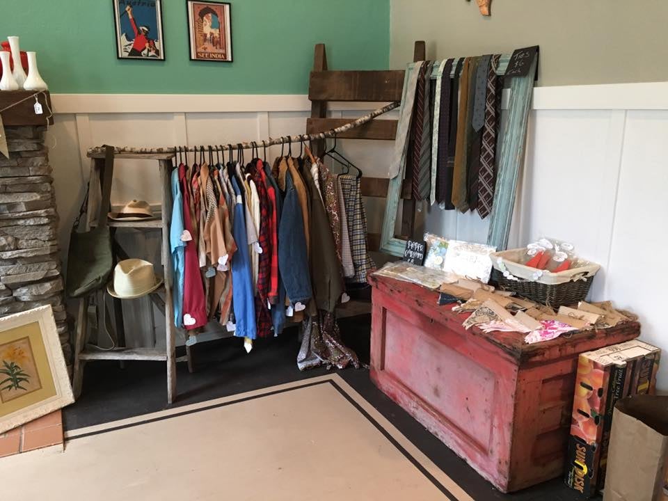 EN ROUTE VINTAGE Updated May 2024 10 Photos 1727 S St, Redding