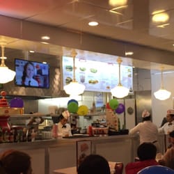 Johnny Rockets - La barra donde toman tu pedido y te entregan.