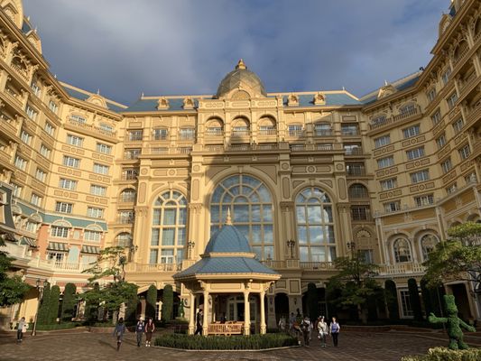 Tokyo Disneyland Hotel by null