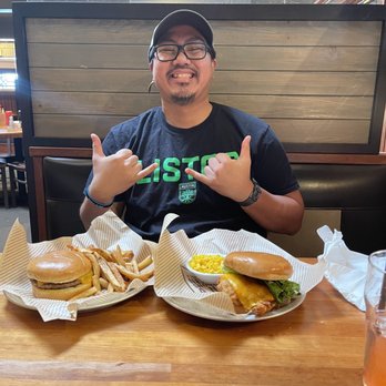 Cheddar's Scratch Kitchen - Classic Burger and Buttermilk Fried Chicken Sandwich - Comfort Food Near Me - Pflugerville, Texas
