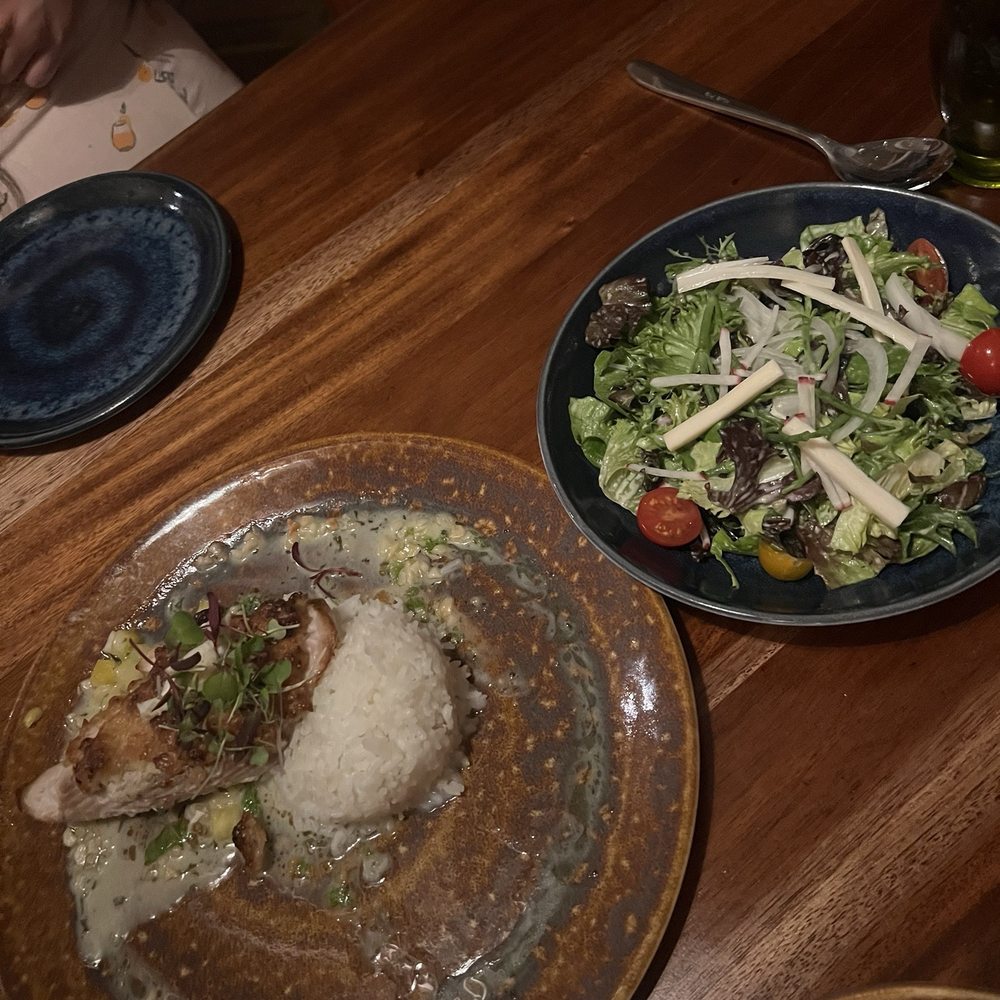 Hula Grill Waikiki - Crab Topped Macadamia Nut Crusted Mahi Mahi - bland and lacking in crab - Hawaiian Near Me - Honolulu, Hawaii Hula Grill Waikiki - Crab Topped Macadamia Nut Crusted Mahi Mahi - bland and lacking in crab - Hawaiian Near Me - Honolulu, Hawaii