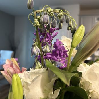 Flowers By Nora - Wilted flowers & melted chocolate - Floral Designers Near Me Flowers By Nora - Wilted flowers & melted chocolate - Floral Designers Near Me