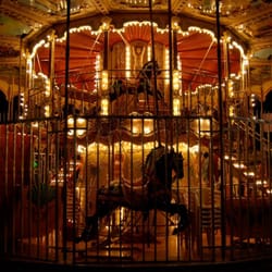 Le Carrousel - Le manège de la place Wilson by night.