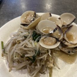 Stir fried bean sprouts w/ spinach, and stir fried clams. Super healthy and low in fat!
