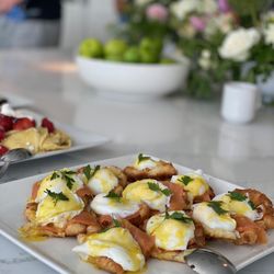 Chef Aless - Salmon Benedict on croissants