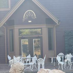 Hearthstone Elegant Lodge by the River - Outside sitting area