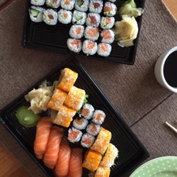 Taka - Auch to-go für Zuhause super appetittlich und lecker! Hier 4 verschiedene Maki Rollen und dad "Salmon Paradise" Sushi Set.