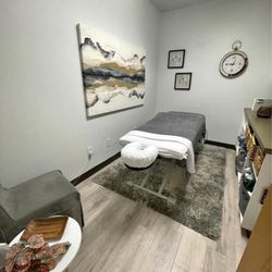 Aloha Massage - Our massages come standard with heated hydraulic tables , hot towels , aroma therapy, dim lighting & mellow music.