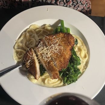 Misto Bar & Grill - Crispy chicken Alfredo with broccoli - Italian Near Me - Cape Coral, Florida Misto Bar & Grill - Crispy chicken Alfredo with broccoli - Italian Near Me - Cape Coral, Florida