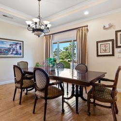 Elegant Senior Living Encino - Dining room for three delicious meals each day and activities in between