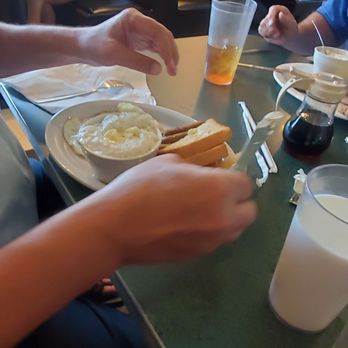 Metro Diner - Grits, eggs, sausage & toast - American Near Me - Charleston, South Carolina Metro Diner - Grits, eggs, sausage & toast - American Near Me - Charleston, South Carolina