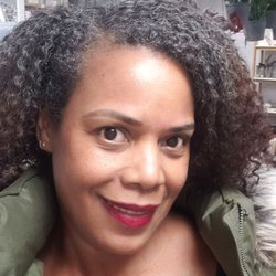 BitterFoxx Studios - My fabulous eyebrows inside of a store