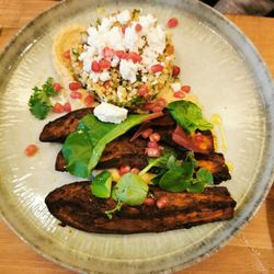 Balthasar - Veget. Gericht mit gebackenen Auberginenstreifen und Hummus