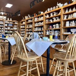 Color Me Mine - Tables to paint the pottery