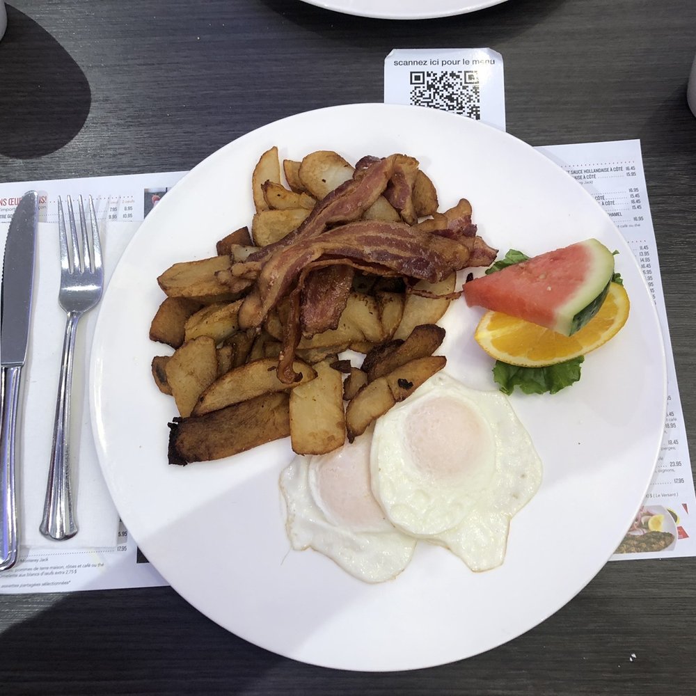 Petinos - a plate of food on a table - Breakfast & Brunch Near Me - Greenfield Park, Quebec