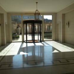 Consulat Général d'Algérie Bruxelles - L'acces vers le consulat, au fond de la cours...