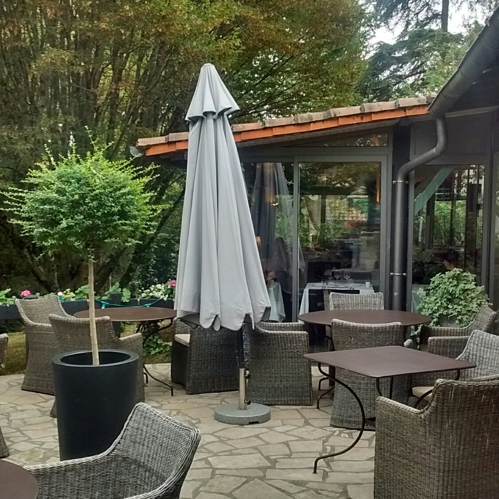 Le Comodoliak - Outside restaurant can eat indoors or outdoors, central France near Limoges, Angouleme, Poitiers - French Near Me - Saint-Junien, 87 Le Comodoliak - Outside restaurant can eat indoors or outdoors, central France near Limoges, Angouleme, Poitiers - French Near Me - Saint-Junien, 87