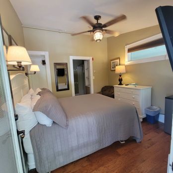Two Village Square Inn - Hotels Near Me - Ogunquit, Maine