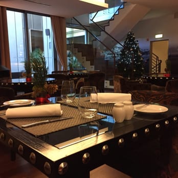 Vintage Restaurant - The dining room with a small patio and Christmas decorations - Portuguese Near Me - Lisbon, 11