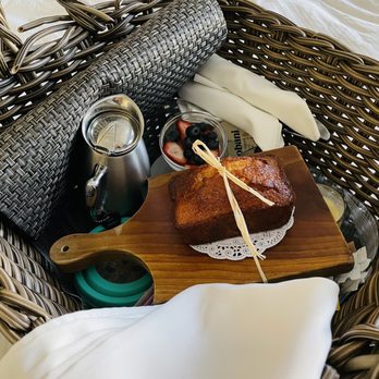 Snug Harbor Inn - Complementary breakfast: greek yogurt, blueberries, strawberries, granola, warm baked cranberry orange bread, milk, tea, & orange juice. - Hotels Near Me - Avalon, California