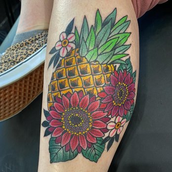 Black Magic Tattoo - Pineapple and sunflowers by Vern - Tattoo Near Me - Des Moines, Iowa