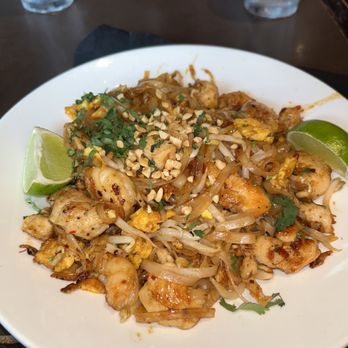 Kona Grill - Troy - Pad Thai Noodles w/ Shrimp - Sushi Bars Near Me - Troy, Michigan Kona Grill - Troy - Pad Thai Noodles w/ Shrimp - Sushi Bars Near Me - Troy, Michigan