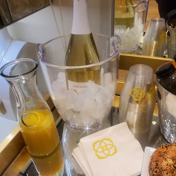 Kendra Scott - Jewelry Near Me - Oak Brook, Illinois