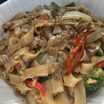 Ocha Thai and Sushi - Pad kee mow with chicken - Food Trucks Near Me - Kapaʻa, Hawaii Ocha Thai and Sushi - Pad kee mow with chicken - Food Trucks Near Me - Kapaʻa, Hawaii