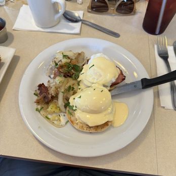 Cindy's Eagle Rock Restaurant - Eggs Benedict - Breakfast & Brunch Near Me - Los Angeles, California
