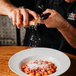 Industria Pizzeria + Bar - Gnocchis, sauce tomate, Parmigiano et basilic, façon Industria.
Gnocchi, tomato sauce, Parmigiano & basil, Industria style.