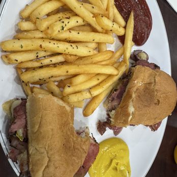 I-5 Cafe and Creamery - Corned beef and fries - Cafes Near Me - Orland, California I-5 Cafe and Creamery - Corned beef and fries - Cafes Near Me - Orland, California