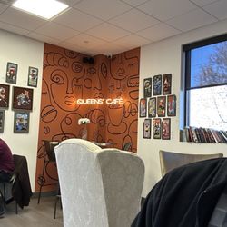 Queen's Cafe - Warm 'at home' atmosphere!