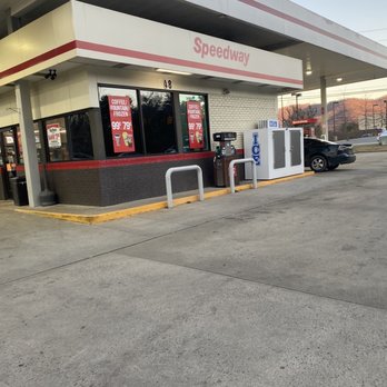 Speedway - a car parked in front of a gas station - Gas Stations Near Me - Asheville, North Carolina Speedway - a car parked in front of a gas station - Gas Stations Near Me - Asheville, North Carolina