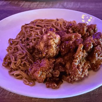 375 Social Kitchen - Crispy chicken lo mein tossed in honey garlic sauce - Asian Fusion Near Me - Universal City, Texas