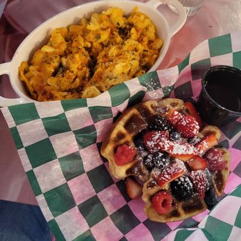 Casa De Flora Bar - Berries n butter craffle and Mac and cheese - Coffee & Tea Near Me - Bloomfield, New Jersey