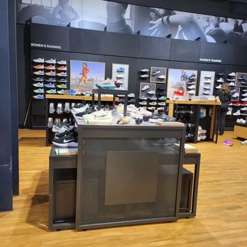 DICK'S Sporting Goods - Sports Wear Near Me - Schaumburg, Illinois