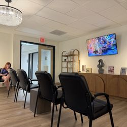 Wall Dermatology - Waiting area