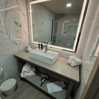 Kompose Hotel - Bathroom mirror with sink - Hotels Near Me - Kissimmee, Florida