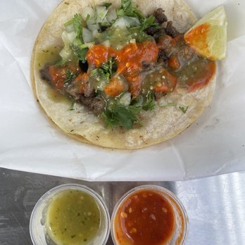 Los Tacos Mariachis - Carne Asada Taco w green & red house made hot sauces, Los Tacos Mariachis Food Truck, Seffner, near Tampa - Food Trucks Near Me - Tampa, Florida