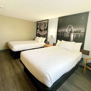 Super 8 by Wyndham St. Clair MO - Guest room - Hotels Near Me - St Clair, Missouri