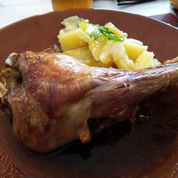 El Conquistador - Pierna de Lechal al horno de leña.