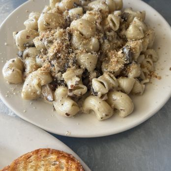 Paulie's - Canestri alla funghi - Sandwiches Near Me - Houston, Texas