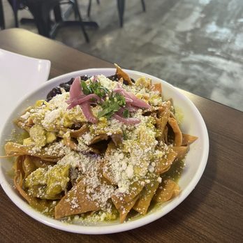 Con Huevos - Chilaquiles verdes con frijol negro. - Breakfast & Brunch Near Me - Hawthorne, California Con Huevos - Chilaquiles verdes con frijol negro. - Breakfast & Brunch Near Me - Hawthorne, California