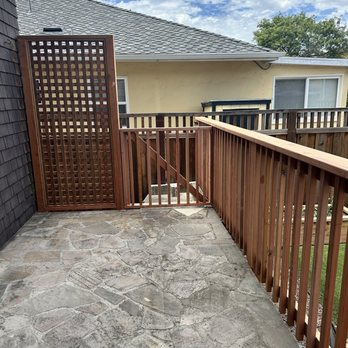 Aron Ambrus Construction - New deck railing with gate and privacy wall - Decks & Railing Near Me Aron Ambrus Construction - New deck railing with gate and privacy wall - Decks & Railing Near Me