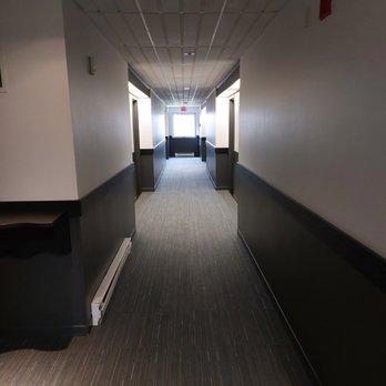 Hotel Le Dauphin - Hallway - Hotels Near Me - Longueuil, Quebec