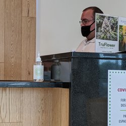 Trulieve Tarpon Springs Dispensary - Security guard not wearing his mask properly