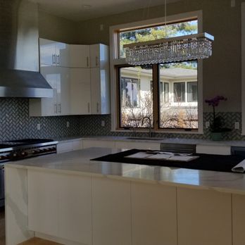 Lake Washington Construction - a kitchen with a large island - General Contractors Near Me - Bellevue, Washington Lake Washington Construction - a kitchen with a large island - General Contractors Near Me - Bellevue, Washington